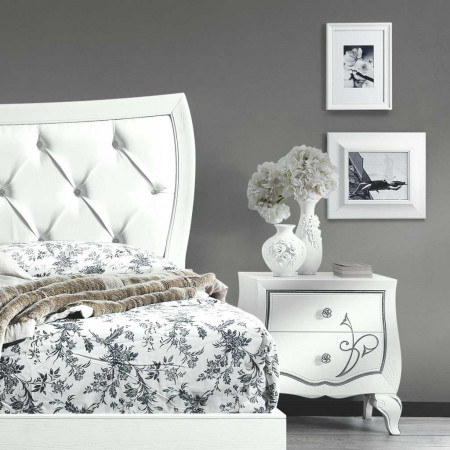 Letto sagomato con imbottitura capitone' in legno di frassino