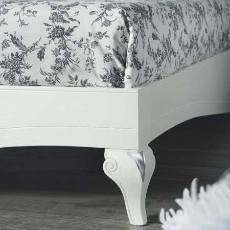 Letto sagomato con imbottitura capitone', dettaglio piede inciso