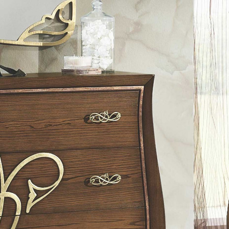 Dettaglio del cassetto dell'armadio con decorazione in legno