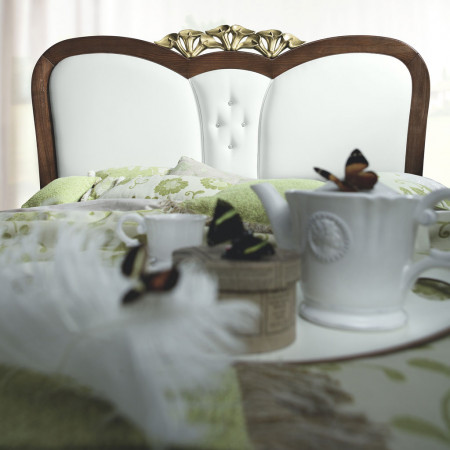 Letto sagomato con intaglio e swarovski, testata floreale