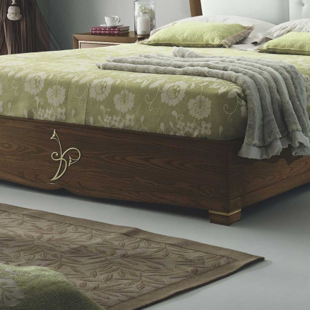 Letto sagomato con giroletto e decori floreali