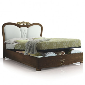 Letto sagomato con giroletto, dettaglio intaglio floreale