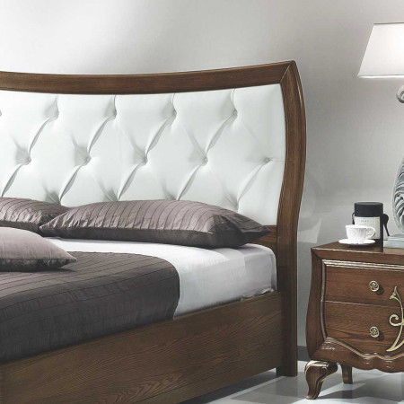 Dettaglio testata letto sagomato in ecopelle bianca