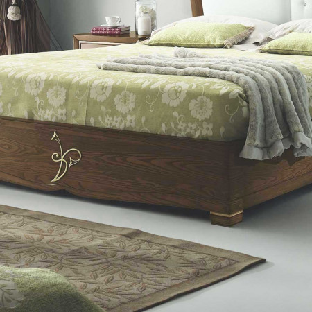 Letto con griglia sagomata e giroletto, dettaglio decoro