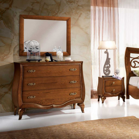 Specchiera rettangolare con cornice in legno in camera