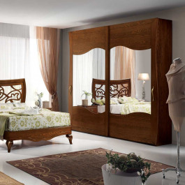 Specchiera rettangolare con cornice in legno in camera