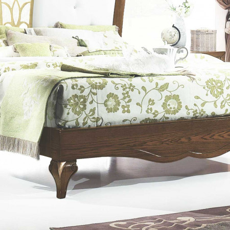 Dettaglio piede letto legno, stile classico contemporaneo