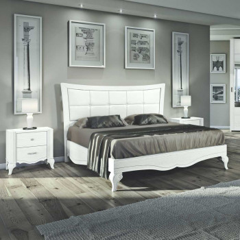 Letto sagomato imbottito con testata in ecopelle e dettagli in frassino