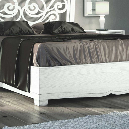 Letto sagoma con griglia, legno frassino e testata traforata