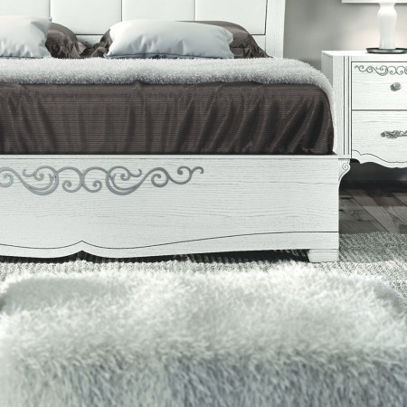 Letto con giroletto e contenitore, decorazione floreale