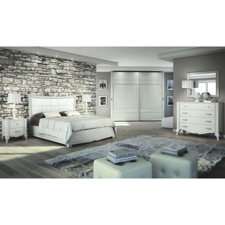 Letto imbottito con pediera decorata in legno chiaro