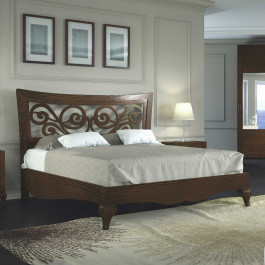 Letto a due piazze in legno con testata traforata nel contesto moderno