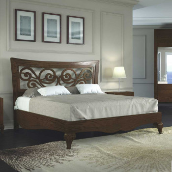 Letto a due piazze in legno con testata traforata nel contesto moderno