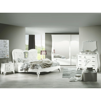 Camera stile classico contemporaneo con letto decorato