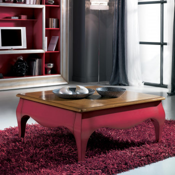 Tavolino quadrato bombato in legno noce su tappeto rosso