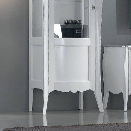 Vetrina una porta in legno con vetro curvo ambientata