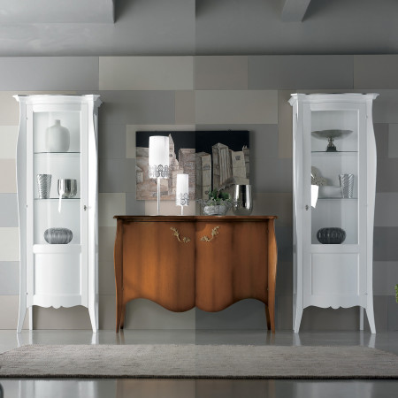 Credenza con maniglie in stile 700 tra vetrine bianche