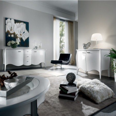 Credenza con due ante e tre cassetti, laccata, dettagli argento