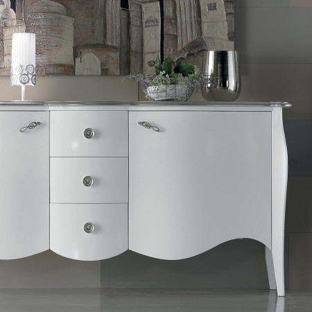 Credenza con due ante e tre cassetti, dettaglio frontale laccato