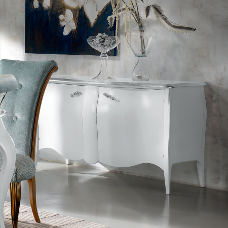 Credenza bombata con due ante in legno laccato bianco, maniglie cromate
