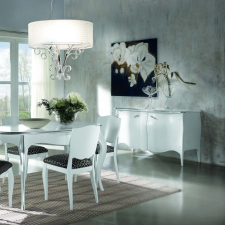 Credenza bombata con due ante in legno, ambientazione sala da pranzo