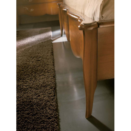 Letto matrimoniale in legno dettaglio gambe sagomate