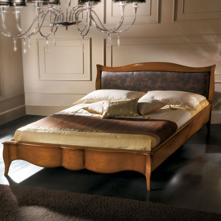 Letto matrimoniale in legno con testata imbottita
