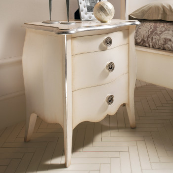 Comodino bombato a 3 cassetti, dettaglio laccato
