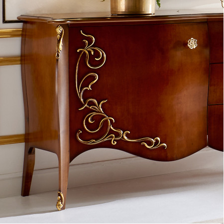 Credenza due ante e tre cassetti, dettaglio intagli barocchi