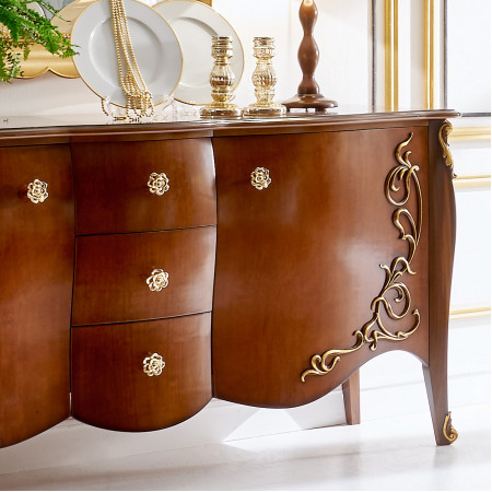 Credenza due ante e tre cassetti, dettaglio intagli dorati