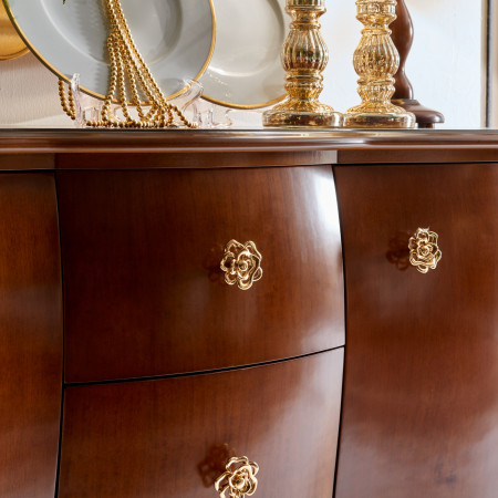 Credenza due ante e tre cassetti, dettagli intagliati