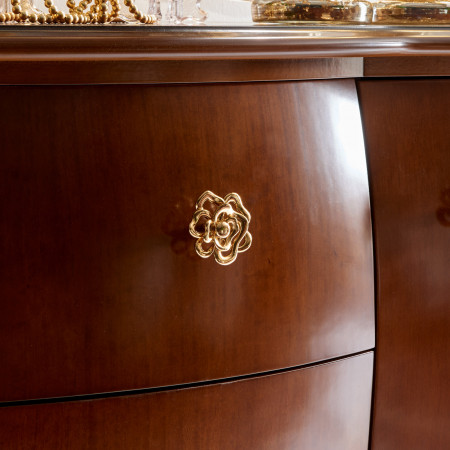 Credenza due ante e tre cassetti, dettaglio maniglie dorate