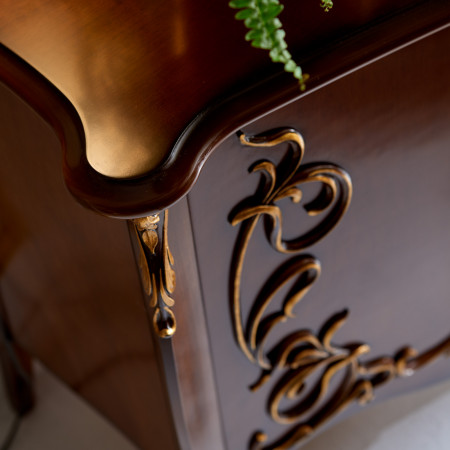 Dettaglio frontale credenza con maniglia dorata