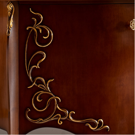 Credenza due ante e tre cassetti, dettaglio intagli oro
