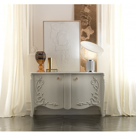 Credenza sagomata in stile barocco moderno con dettagli intagliati