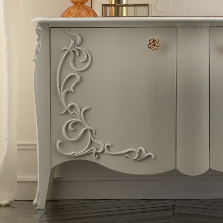 Dettaglio credenza sagomata in stile barocco moderno