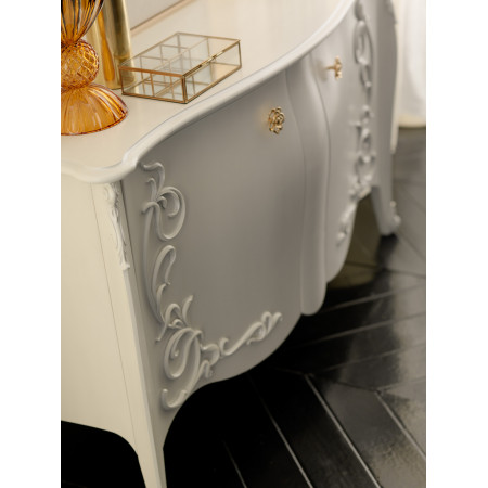 Credenza sagomata in stile barocco moderno con dettagli intagliati