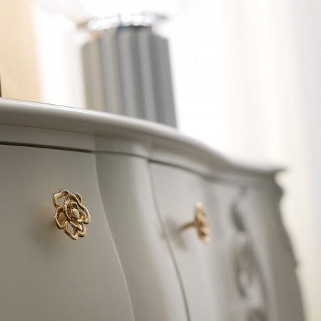 Dettaglio della credenza sagomata in stile barocco moderno