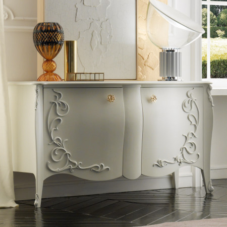 Dettaglio intagli credenza sagomata in stile barocco moderno