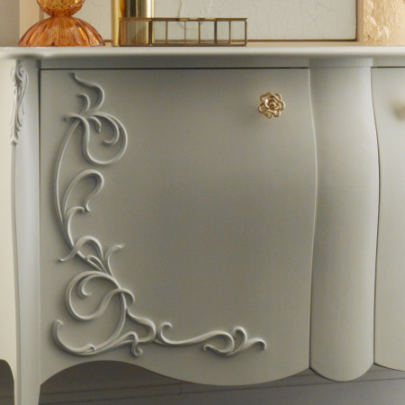Credenza sagomata in stile barocco moderno, dettaglio maniglie floreali