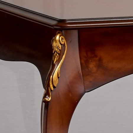 Dettaglio gambe tavolo barocco moderno in legno