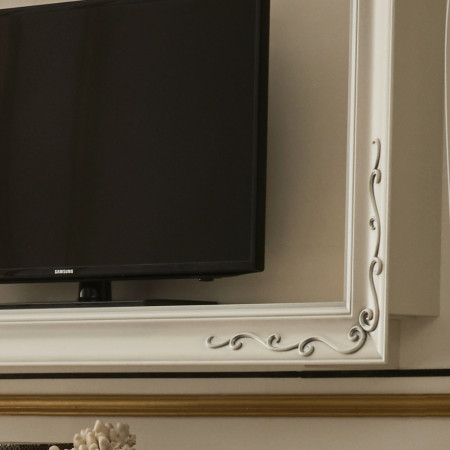Dettaglio Cornice porta TV in stile barocco moderno