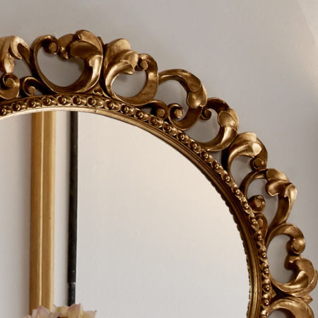 Dettaglio specchiera ovale barocco moderno con foglia oro