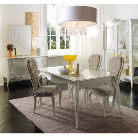 Tavolo barocco moderno allungabile in ambiente elegante