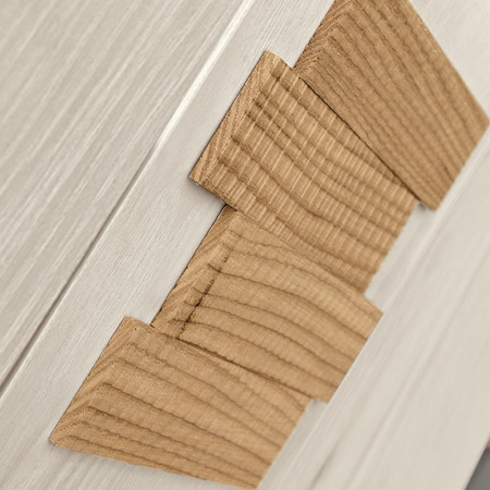 Dettaglio inserti legno madia in frassino