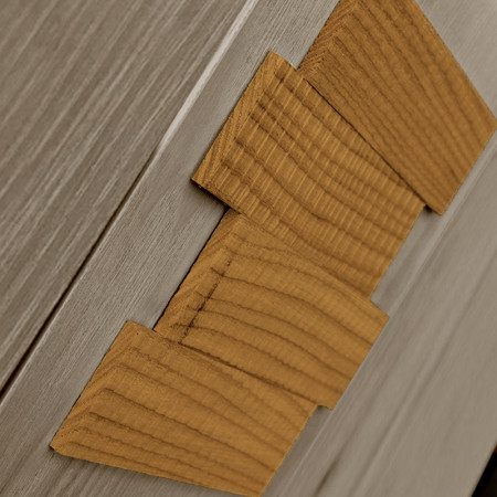 Dettaglio maniglia in legno Madia in frassino