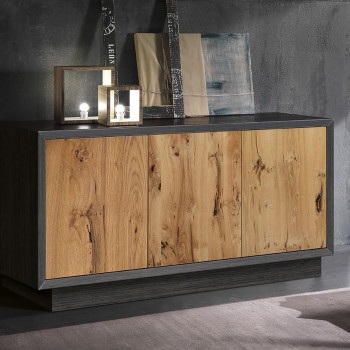 Madia in frassino tre ante in rovere, dettaglio del legno naturale