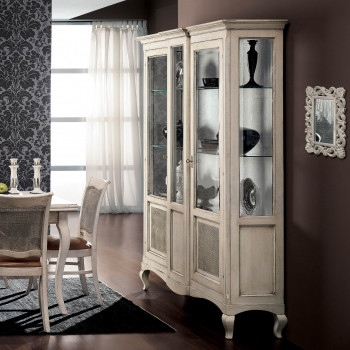 Vetrina classica in legno con due ante, dettaglio ambientato