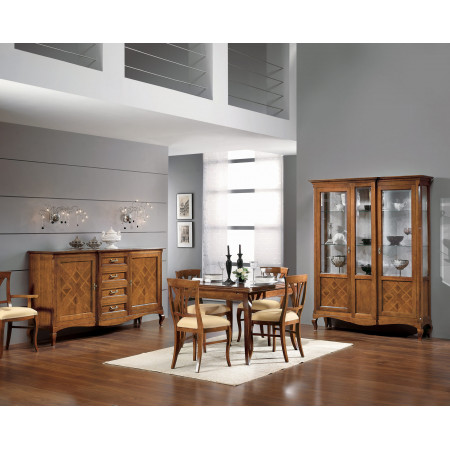 Dettaglio intarsio della credenza in legno