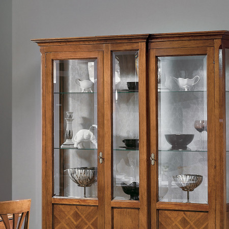 Dettaglio intarsio della credenza in legno